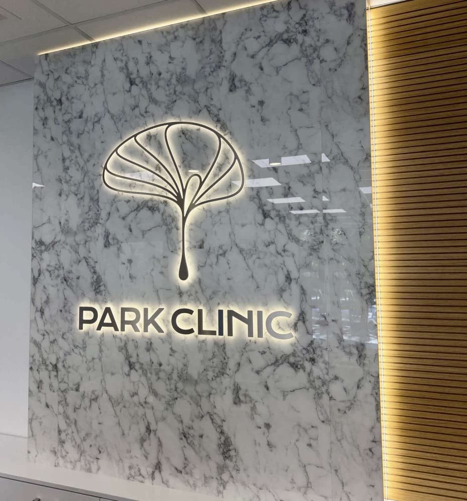 Логото на PARK CLINIC в интериора на клиниката